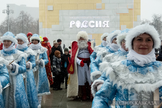 Фестиваль ”Дни рождения Дедов Морозов”. Уэс-Дадэ и Снегурочки