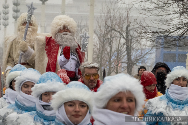 Фестиваль ”Дни рождения Дедов Морозов”. Митын Дада, Уэс-Дадэ и Снегурочки