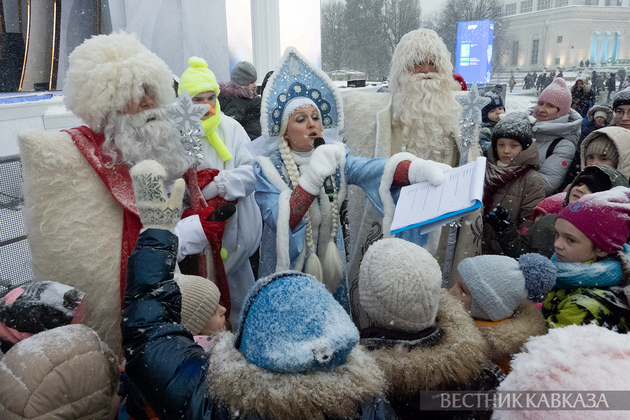 Фестиваль ”Дни рождения Дедов Морозов”. Митын Дада  и Уэс-Дадэ со Снегурочкой