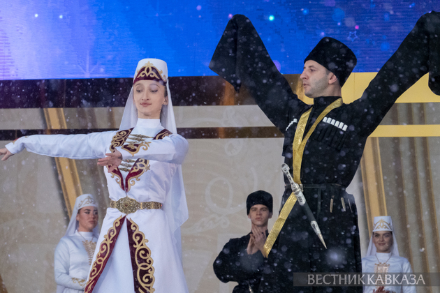 Фестиваль ”Дни рождения Дедов Морозов”. Кавказский танец