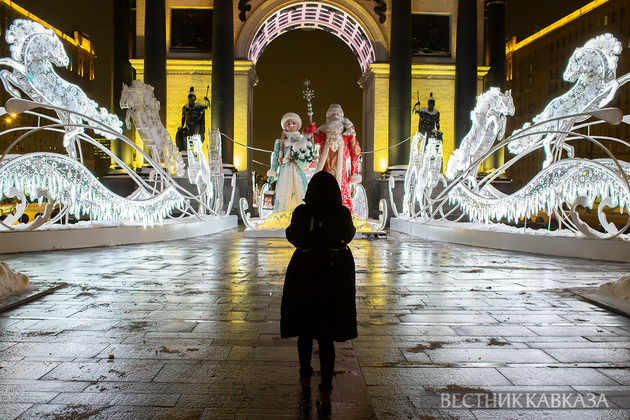 Новогодние украшения у Триумфальной арки на Кутузовском проспекте