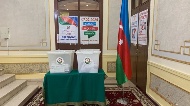 Фоторепортаж: Граждане Азербайджана выбирают президента 