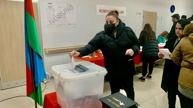 Фоторепортаж: Граждане Азербайджана выбирают президента 