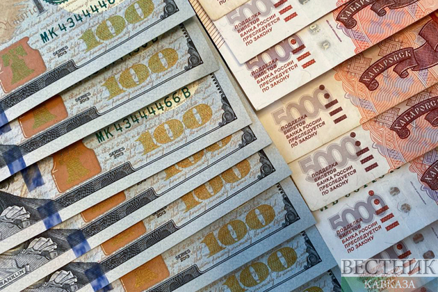 Доллар преодолел отметку в 33 рубля, индекс РТС упал ниже 1300 пунктов