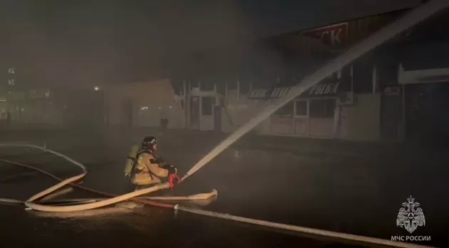 Крупный пожар потушили в торговом комплексе в Невинномысске